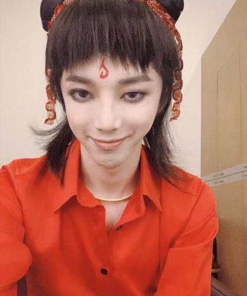 华晨宇cos哪吒惟妙惟肖,小编却发现了一个小瑕疵
