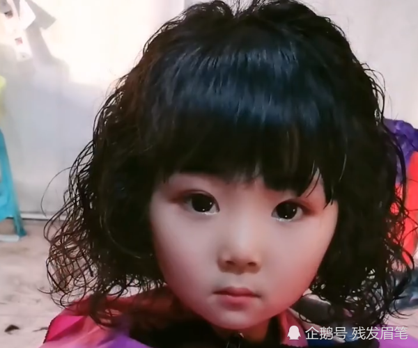 小女孩换了款羊毛卷发型后,居然变得像童星一样优雅,女生:看得我自愧
