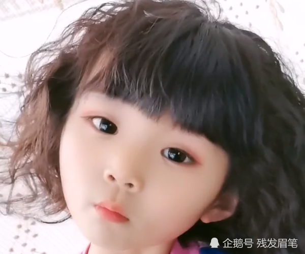 小女孩换了款羊毛卷发型后,居然变得像童星一样优雅,女生:看得我自愧