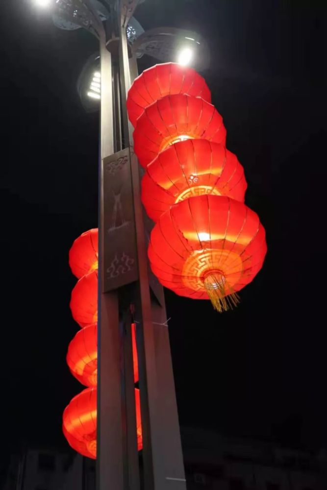 大红灯笼高高挂,凯里街头年味浓——过年啦!