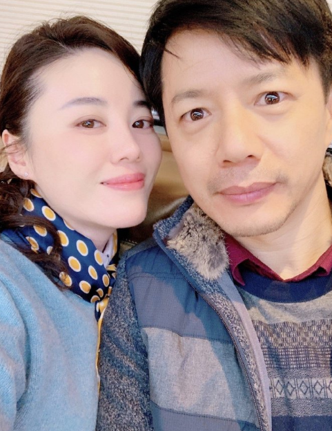 段奕宏妻子首晒恩爱合照,两人超有夫妻相,侧颜却撞脸