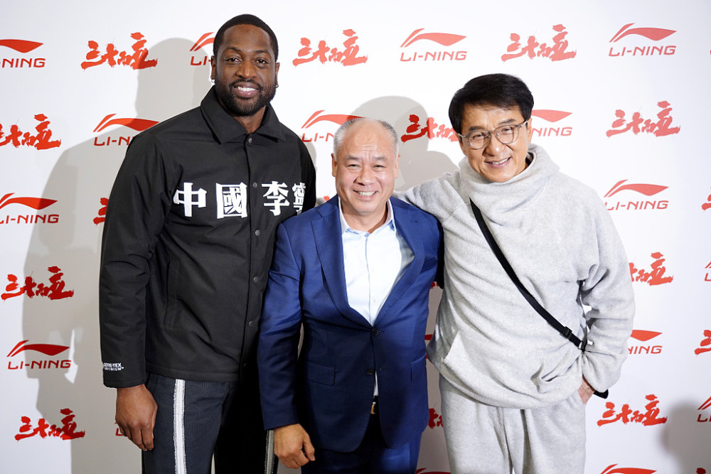 韦德携妻子现身秋冬巴黎男装周 与李宁,成龙同框合影