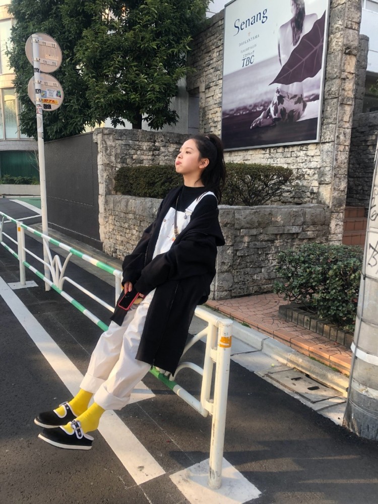 章若楠棕色系穿搭来袭,机车服内搭衬衫马甲,帅气学院风走起