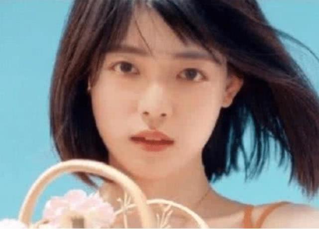本以为王一博女装够美了,看到肖战后,网友:还让不让女生