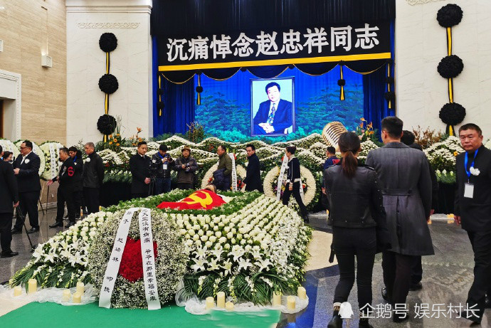 赵忠祥八岁孙子为爷爷写16字挽联,挂内场最重要位置,有人痛哭落泪不止