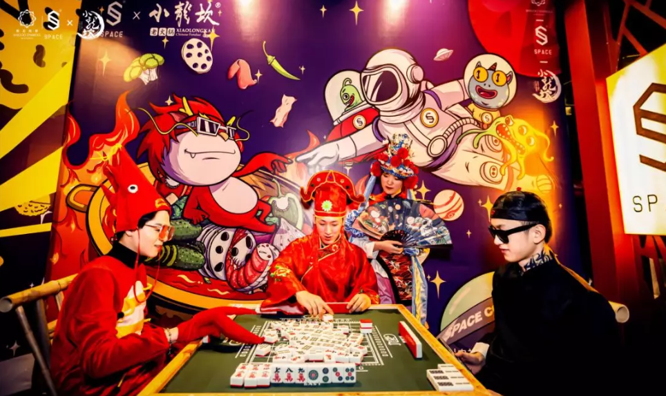 舞池 raver 和小龙侠三缺一等你杠上花,走过巨幅国潮主题海报墙,品味