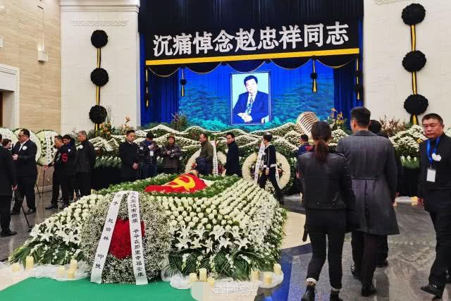 于晓光曝光赵忠祥追悼会场内照惹争议,倪萍等人眼睛含泪场面哀伤