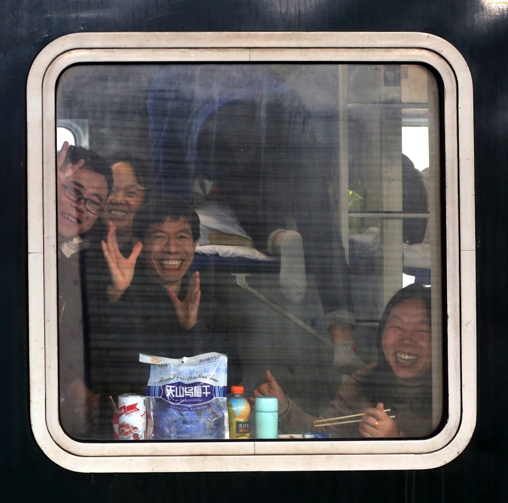 一列列旅客列车迎来送往,一扇扇车窗内,一张张笑脸中,满是回家团圆的