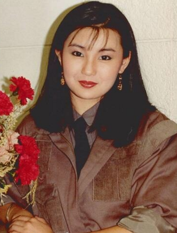 55岁张曼玉美颜回归!穿亮色连衣裙优雅登台,有无整容