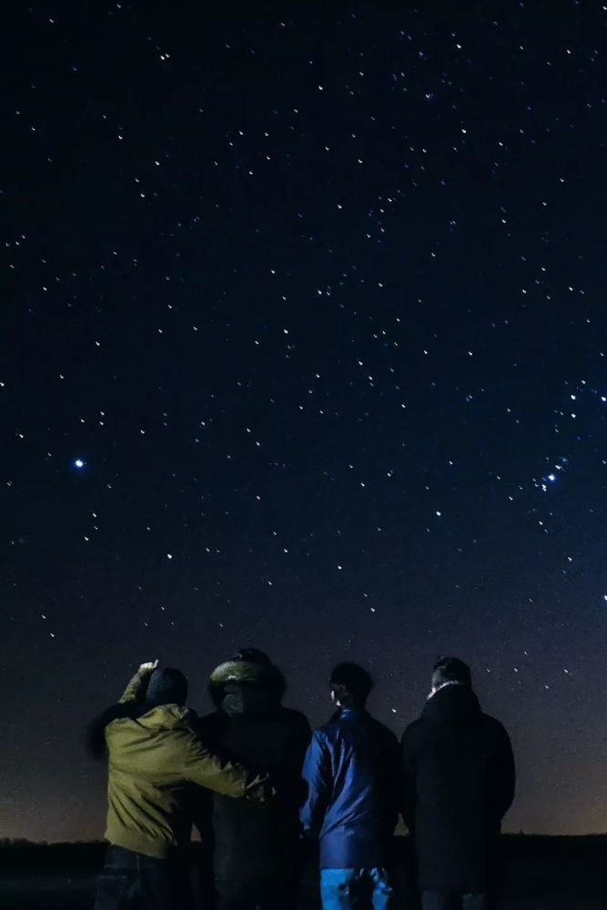 到夜晚,周围漆黑一片.躺在太空仓如同在驾驶位,一抬头就看见满天繁星.