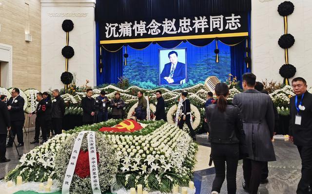 赵忠祥追悼会遗容:身盖党旗脸色苍白,众人瞻仰遗体沉痛告别