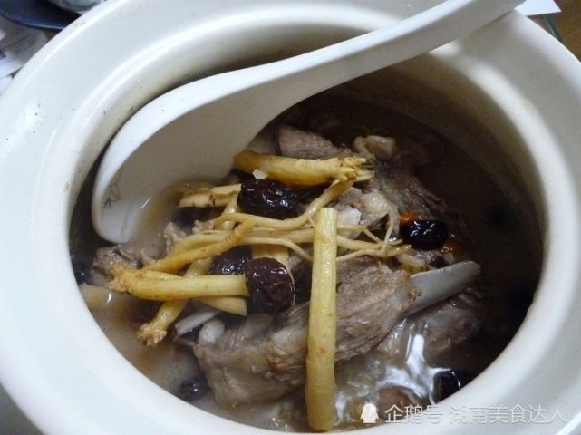 食材:新鲜羊肉,黄芪,当归,党参,枸杞,红枣,芡实,生姜,盐1,药材入凉水