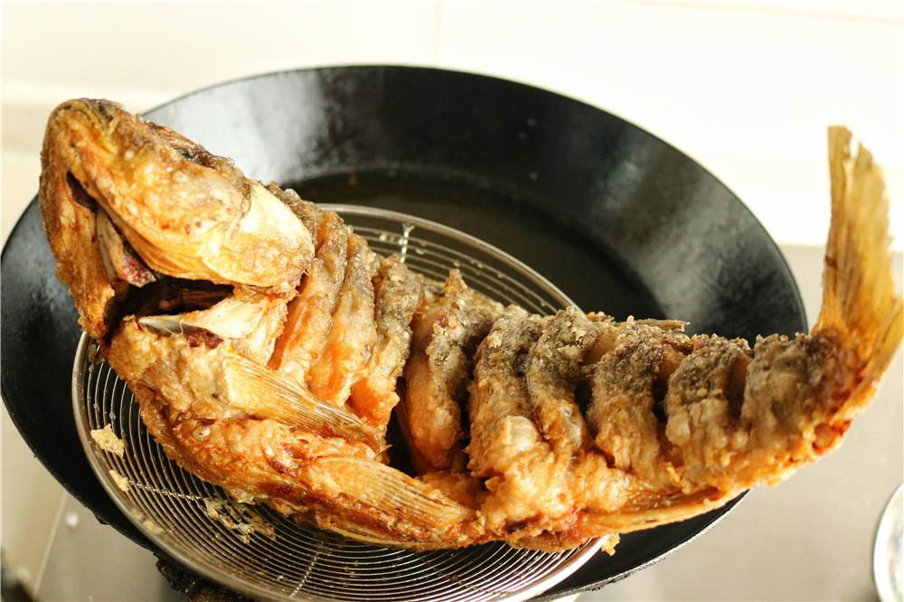 糖醋鲤鱼的家庭做法,这样做鱼肉酥脆,酸甜解腻,上桌大