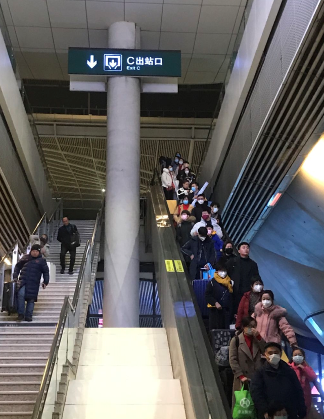 1月20日,武汉高铁站出站口,不少乘客带有口罩.新京报记者 许雯 摄