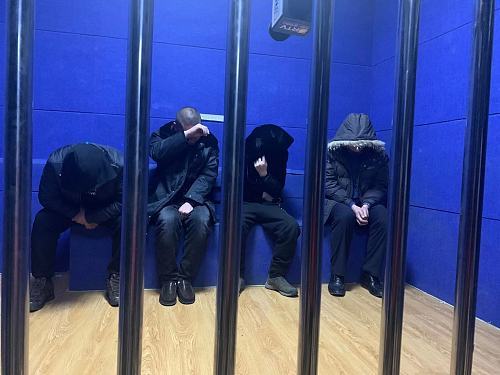 沈阳四名男子酒后驾驶直接"开进"看守所