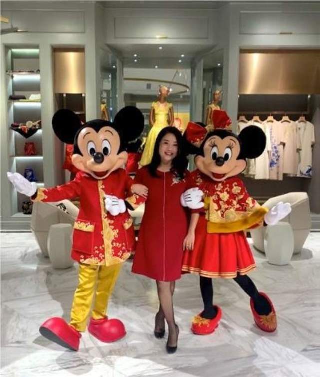 上海迪士尼内米奇米妮将身穿高级定制服装与游客见面
