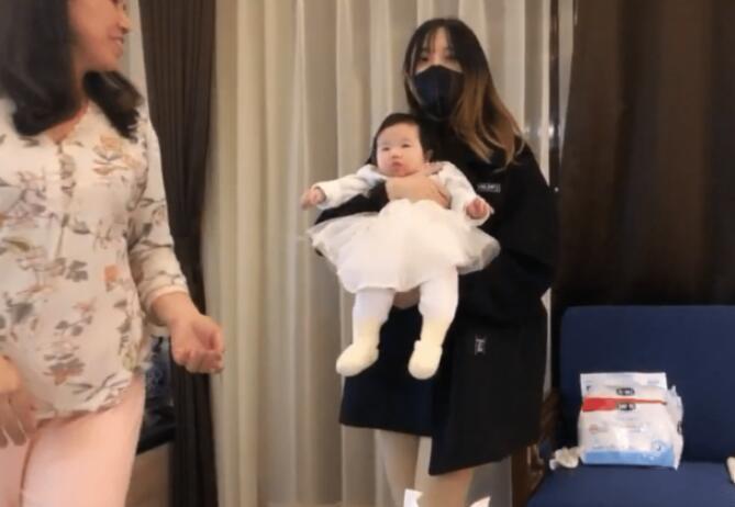 笑笑二婚妻子首次露面生完孩子身材依旧苗条两人一点都不般配