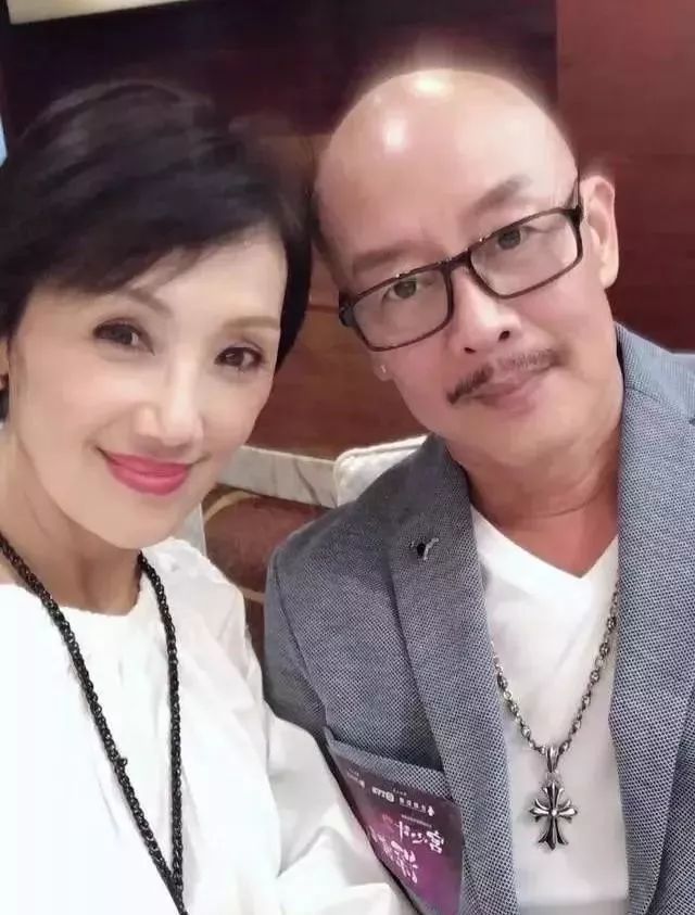 63岁"杜sir"杜燕歌,与妻子结婚30年恩爱如初,让人羡慕