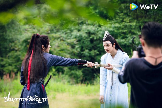 肖战假装拿避尘刺王一博,有谁注意到王一博的嘟嘟嘴?秒变奶萌小可爱