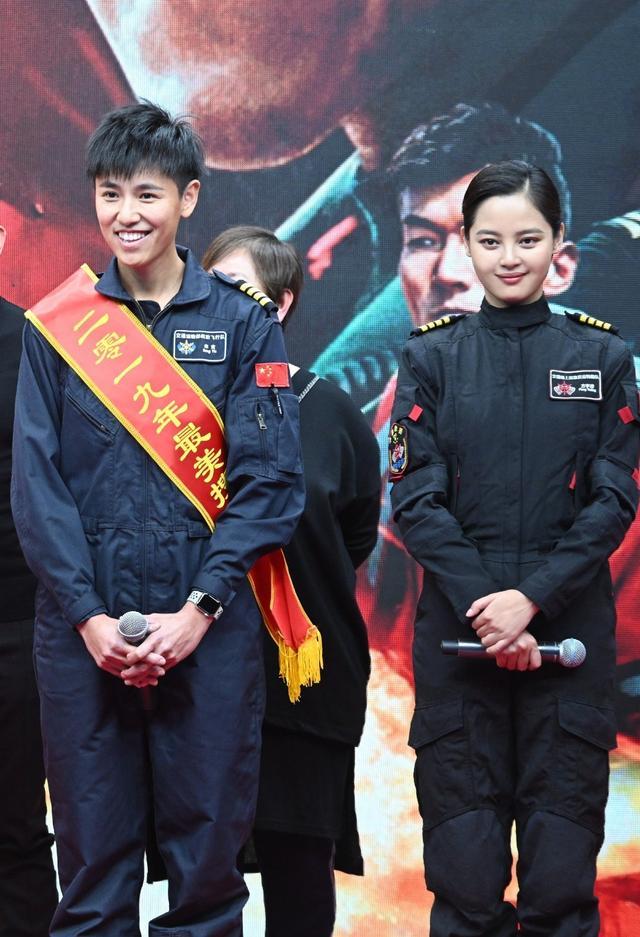 辛芷蕾与角色原型女机长宋寅合影,共同为新电影《紧急