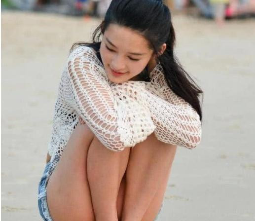 李沁有多撩? 看她蹲在沙滩上的样子, 网友: 这小脚丫是认真的?