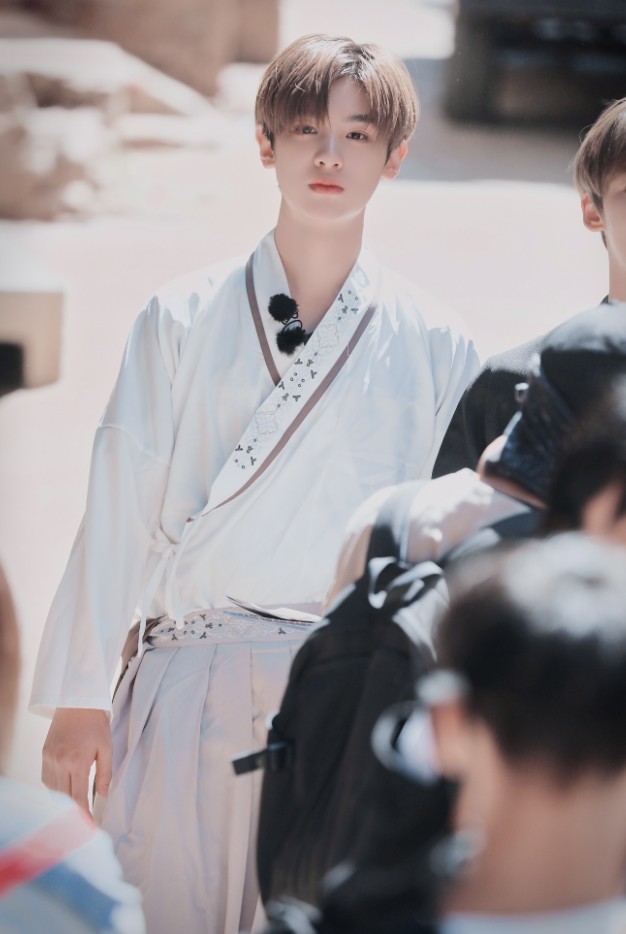 穿上汉服的黄明昊,就好像一个古风美男子,展现出他的另一面.