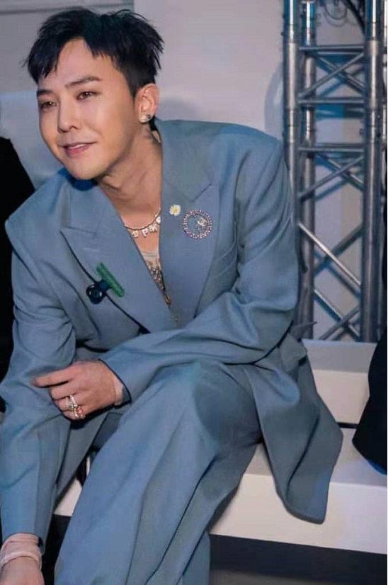 权志龙巴黎时装周再放光芒,一身蓝色西服,造型惊艳!