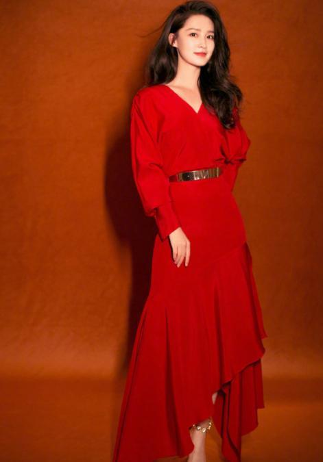 李沁小年夜礼服造型,红色连衣裙 卷发造型,时尚又好看