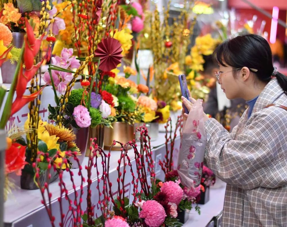 行花街逛花市是广州人过年的必备活动 这几天,今年迎春花市都已开锣!