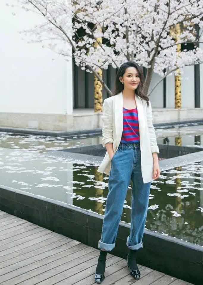 李沁穿白西装黑裤率性十足,甜美的她,居然转变得如此帅气