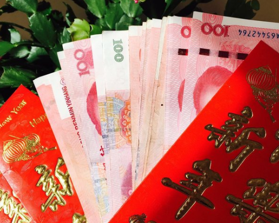 苦婆婆过年给孙子大红包,丈夫不让收,网友:这三招帮你