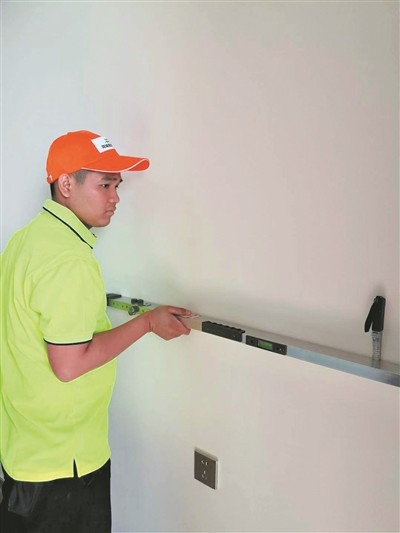 验房师使用专业的测量仪器检查墙面空鼓,开间,进深,净高及使用面是否