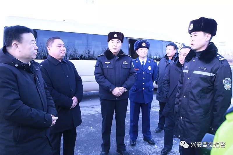 盟委张恩惠书记春节前夕率队慰问一线公安交巡警检查道路交通安全工作