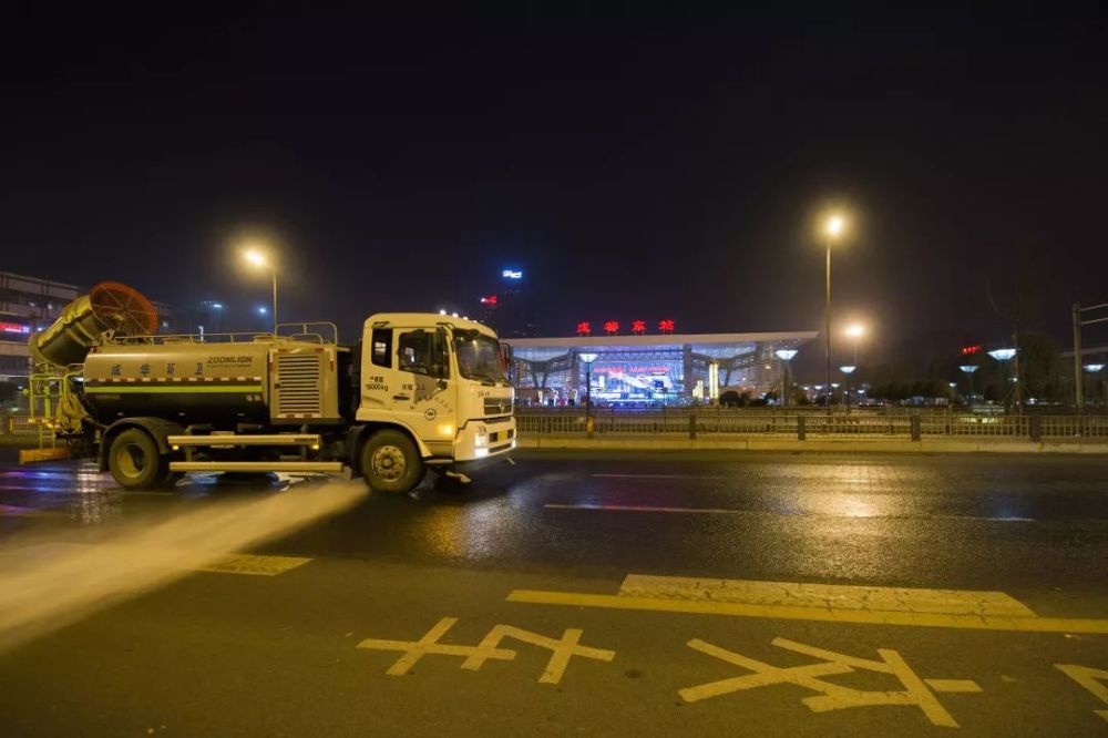 新春夜晚,成都东客站外依旧是人头攒动,拎着大包小包回家过年的旅客