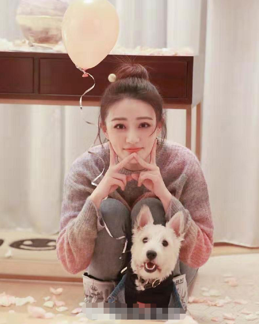 徐璐高扎丸子头拍照,"网红滤镜"秒变甜美少女,这颜值谁扛得住?