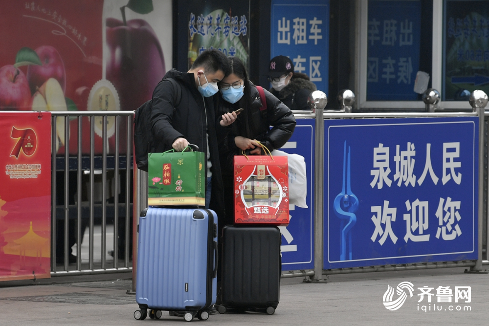 组图探访节前济南火车站旅客戴口罩谨慎出行