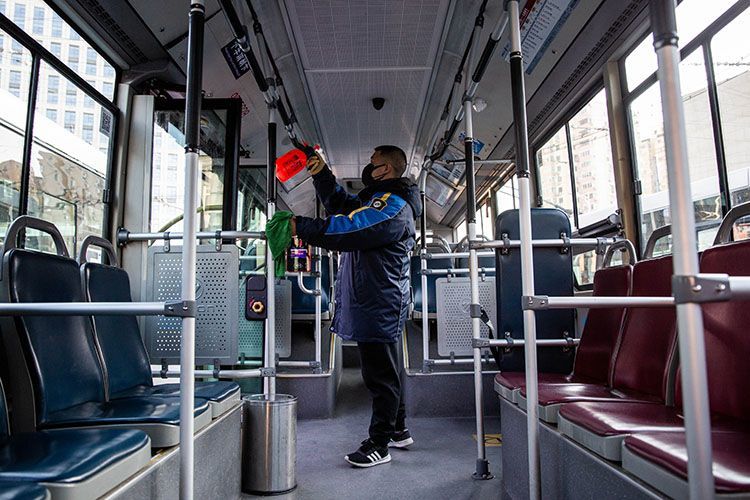 北京防控疫情:公交司机带口罩 地铁安检每小时消毒一次