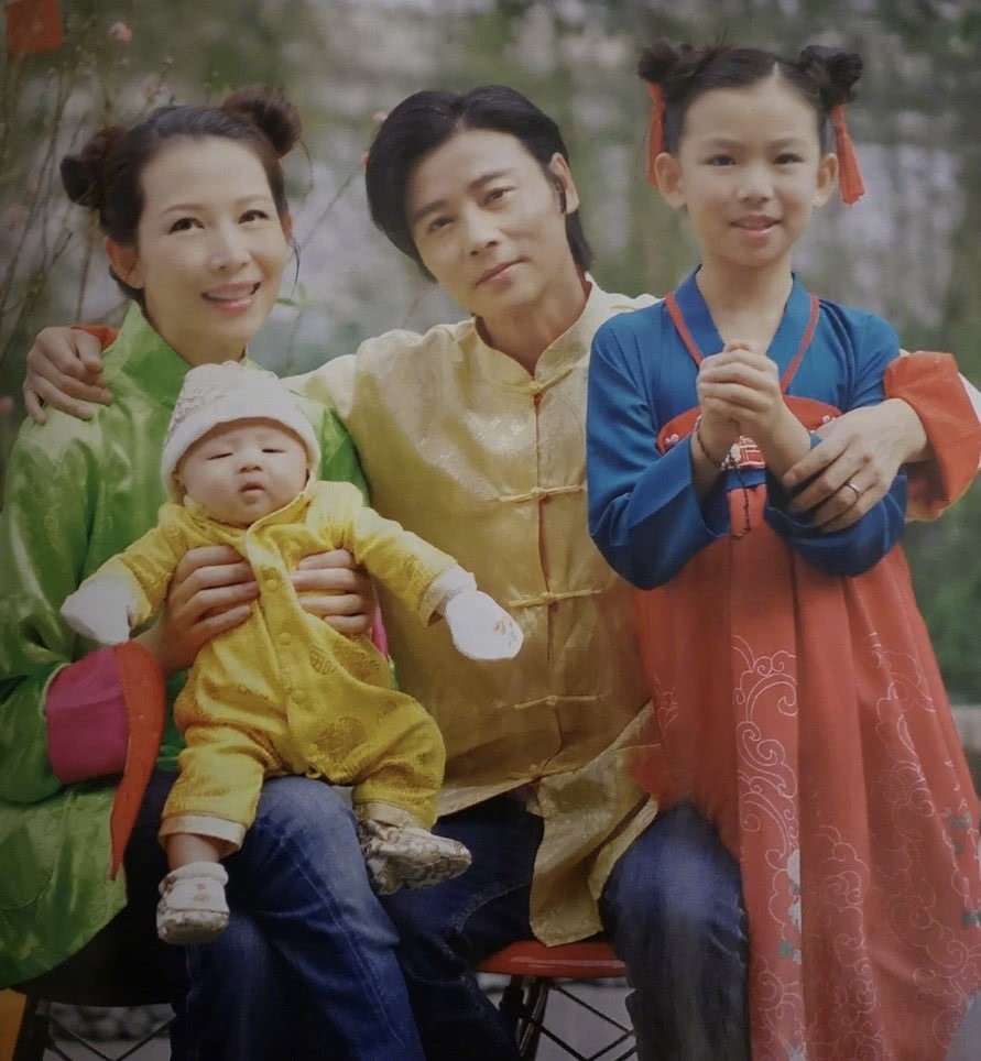蔡少芬生完三胎恢复快,一家五口拍合影,俩女儿和妈妈一模一样