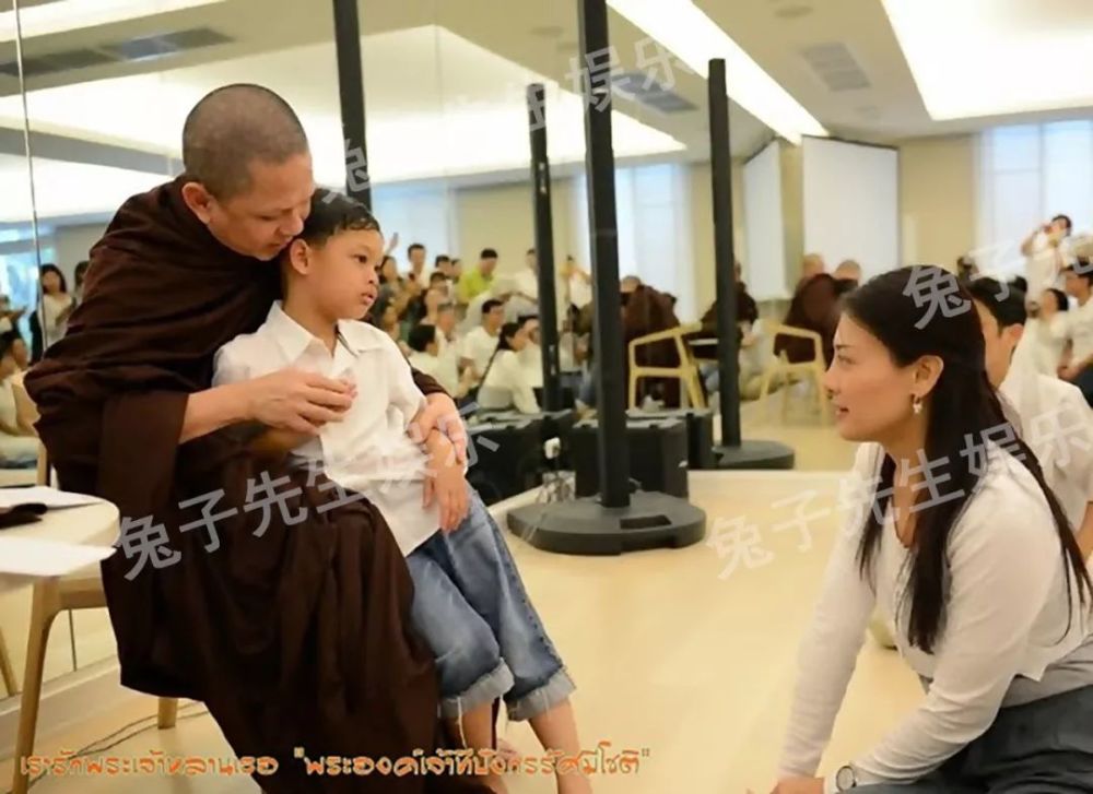 提帮功小王子抓头苦恼,为何妈妈要给自己下跪,还在偷偷抹眼泪!