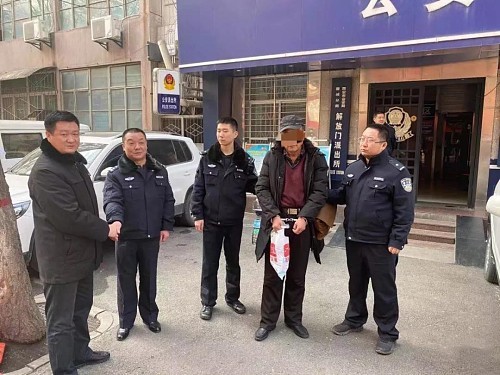 1月21日,富县法院在公安机关的协助下,成功抓获 "老赖"马某某,促使其