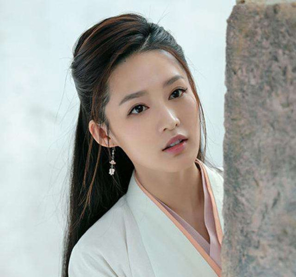 下一个神仙姐姐?李沁卷发造型又美又仙,精致侧颜神似刘亦菲