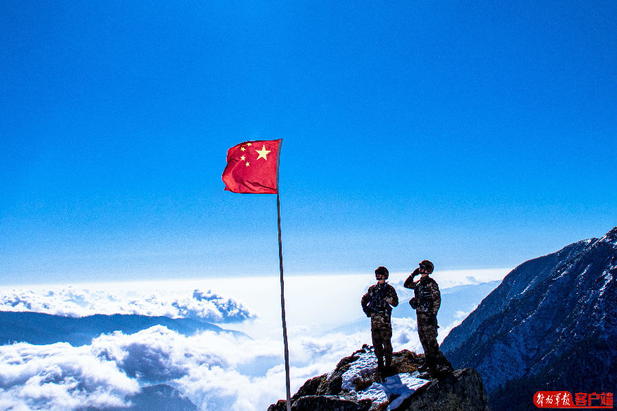 只是一个人慢慢消化着所有情绪,留给家人和边防线一个坚毅的背影