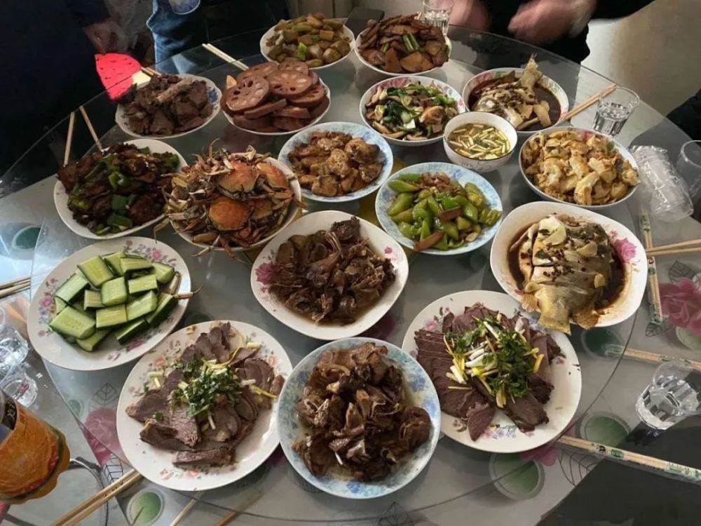 馕包肉,羊肉泡馍,羊肉手抓饭 西南地区代表团 他们带来的特色年夜饭是