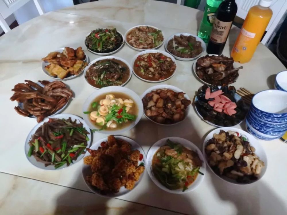 馕包肉,羊肉泡馍,羊肉手抓饭 西南地区代表团 他们带来的特色年夜饭是