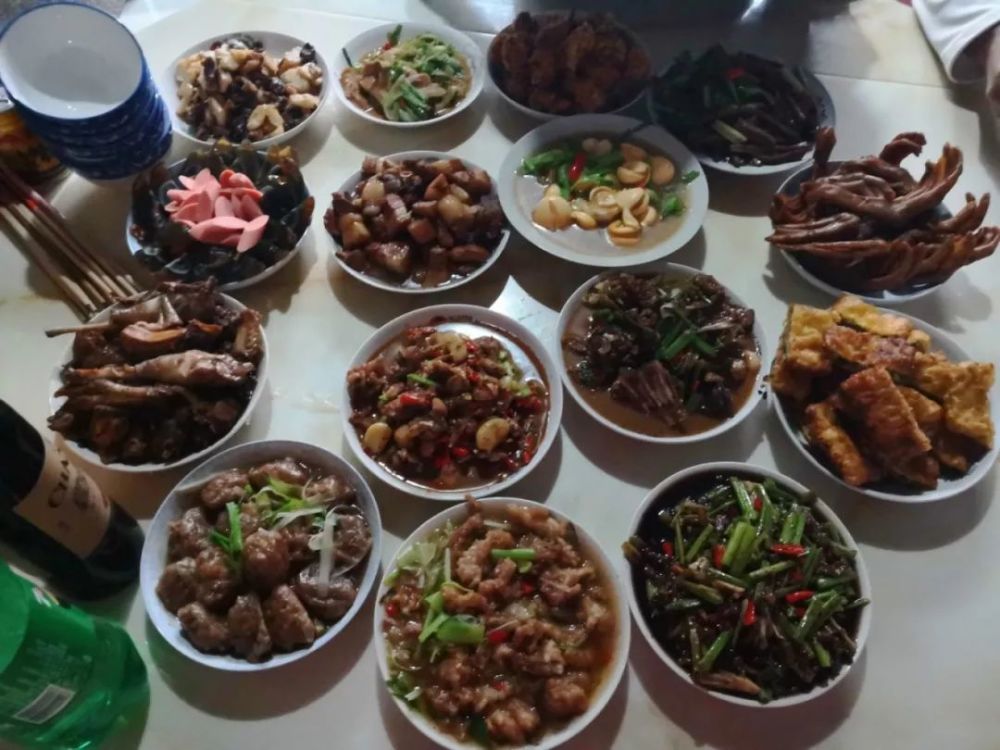 馕包肉,羊肉泡馍,羊肉手抓饭 西南地区代表团 他们带来的特色年夜饭是