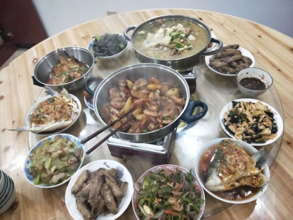 馕包肉,羊肉泡馍,羊肉手抓饭 西南地区代表团 他们带来的特色年夜饭是