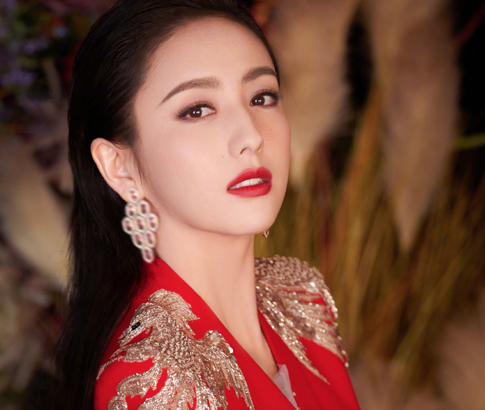 佟丽娅首次担任春晚主持人,颜值美就算了,连业务能力也不输!