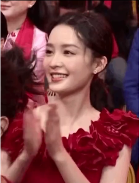 春晚观众神仙颜值李沁一闪而过仙气十足朱一龙鼻子可以滑滑梯
