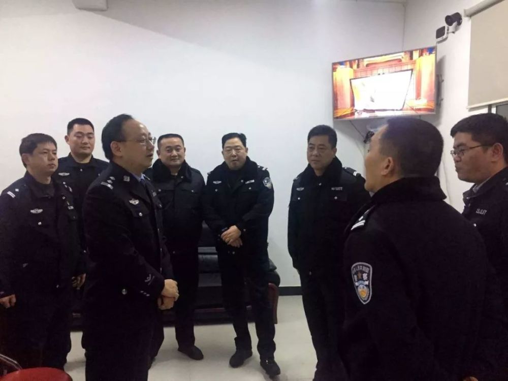 大年三十晚,武陵公安分局局领导深入一线慰问执勤民辅警