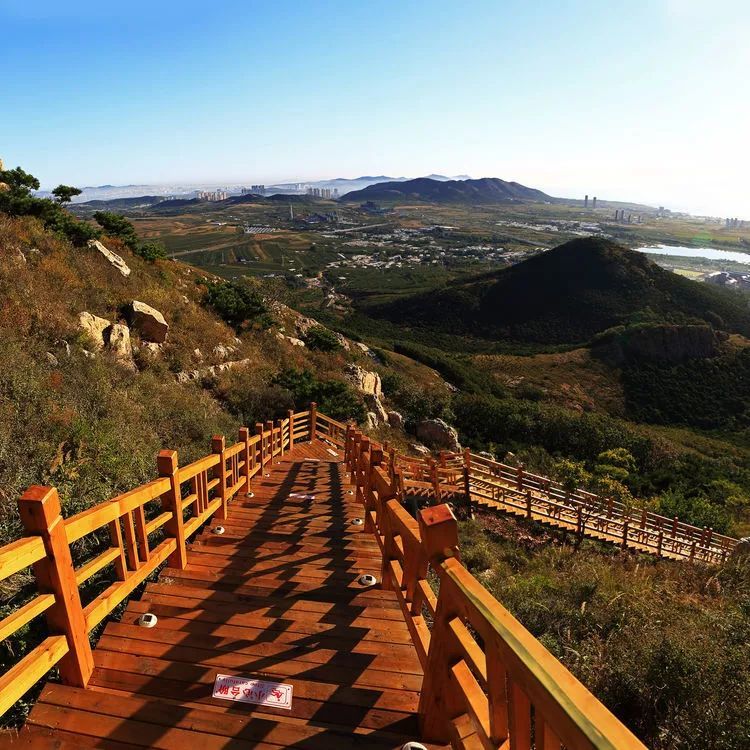 登临首山的乐趣只在看风景, 看海上朝阳,岁月静好; 看日暮群岚,光阴